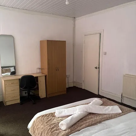Apartment Prime Location 3 Bedroom *